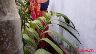 Desi House Garden Clening Time Sex Bhabhi With Saree in Outdoor Video